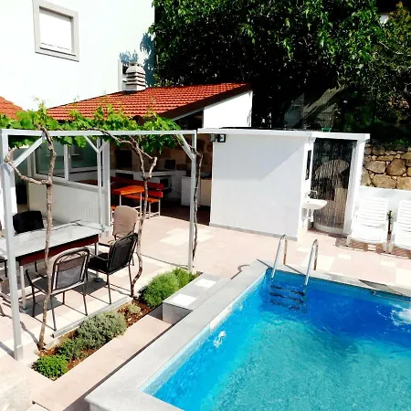 Apartmán Valenta-klis Near Split, Heated Pool & View Klis