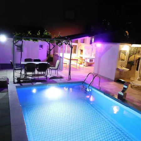 Apartmán Valenta-klis Near Split, Heated Pool & View