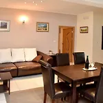 Valenta-klis Near Split, Heated Pool & View דירה *