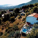 Valenta-klis Near Split, Heated Pool & View דירה *