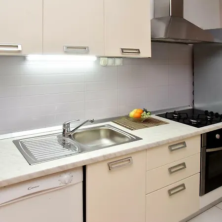 Apartmán Valenta-klis Near Split, Heated Pool & View Klis