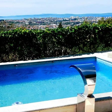 Apartmán Valenta-klis Near Split, Heated Pool & View *