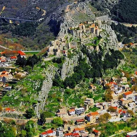 Apartmán Valenta-klis Near Split, Heated Pool & View Klis