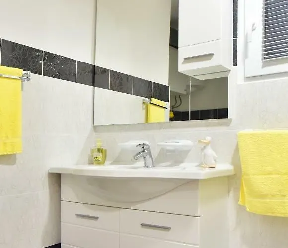 アパート Valenta-klis Near Split, Heated Pool & View